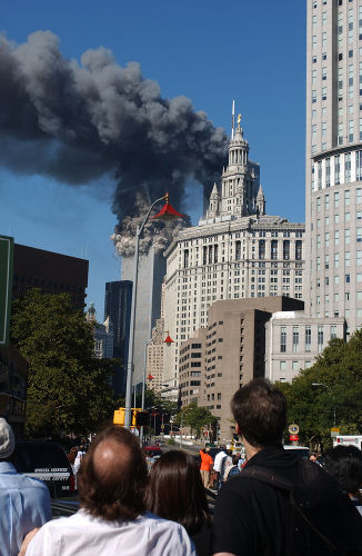 O impacto dos aviões e o incêndio fizeram o World Trade Center desabar poucos minutos depois.[2]
