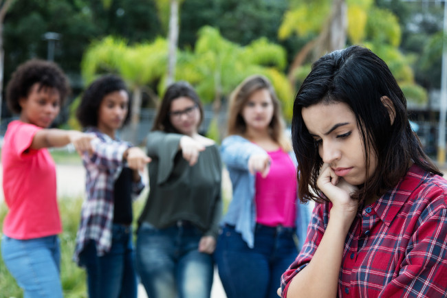 Assim como o bullying, o cyberbullying provoca isolamento social.