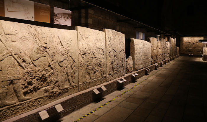 Estelas feitas pelos hititas, civilização que se desenvolveu na região da Anatólia, atual Turquia.[2]