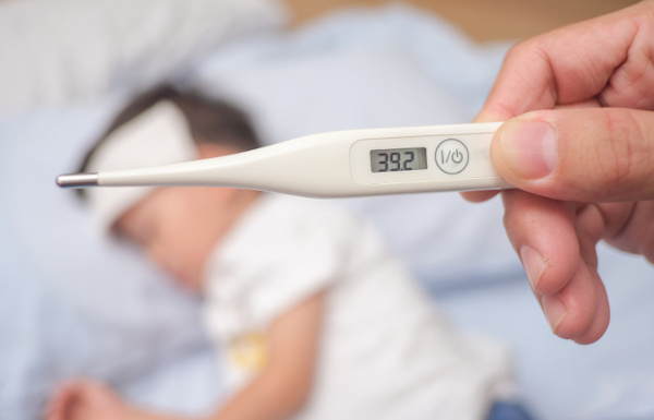 A febre é um sinal de alerta e pode indicar, por exemplo, uma infecção.