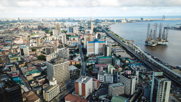 A presença de estruturas produtivas de petróleo é muito comum no litoral da Nigéria, inclusive próximo das grandes cidades, como Lagos.