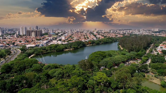 Vista da cidade de Campinas (SP), uma metrópole brasileira.
