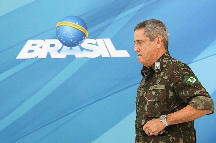General Braga Netto e, ao fundo, símbolo do governo federal.