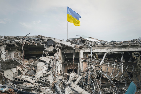 Bandeira ucraniana sobre os destroços em uma região bombardeada como representação da guerra entre Rússia e Ucrânia. Bandeira ucraniana sobre os destroços em uma região bombardeada como representação da guerra entre Rússia e Ucrânia.