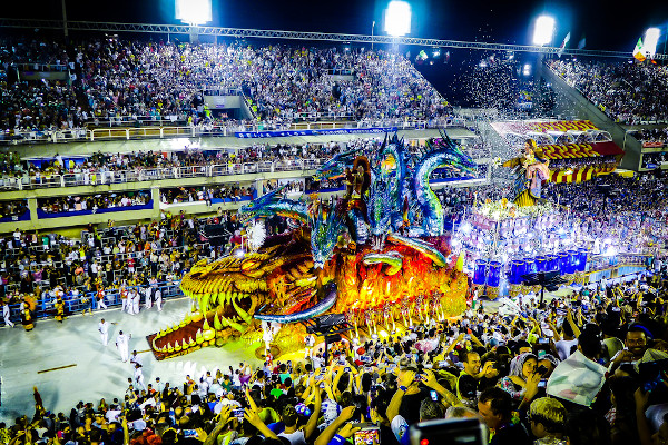 Carro alegórico com formato de um dragão, sendo assistido por uma multidão em um desfile, durante o Carnaval no Brasil. Carro alegórico com formato de um dragão, sendo assistido por uma multidão em um desfile, durante o Carnaval no Brasil.