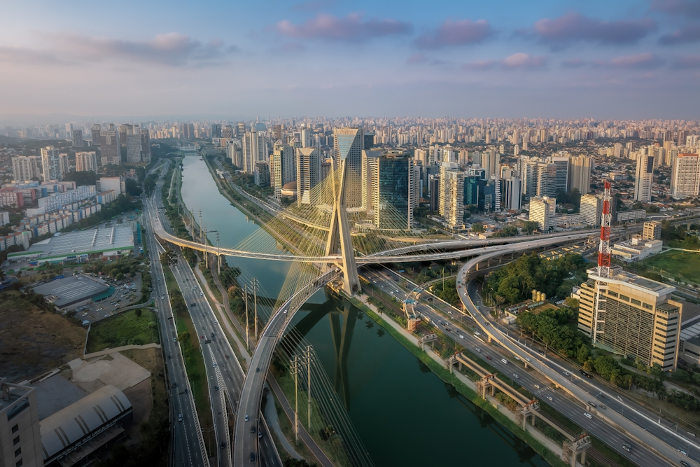 Vista aérea um viaduto da cidade de São Paulo, a maior metrópole brasileira.