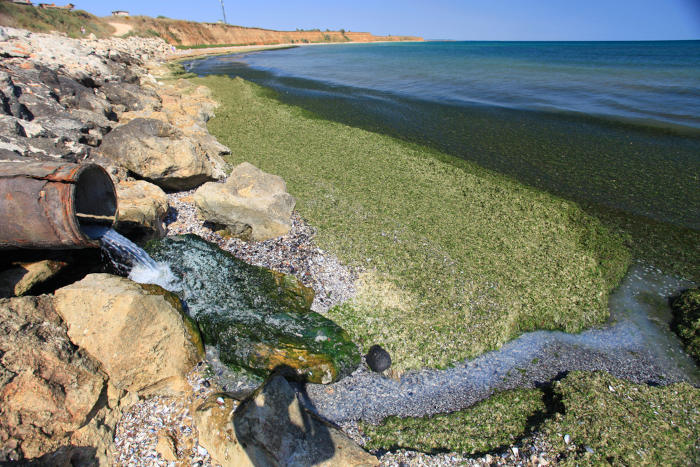 Lançamento de dejetos da indústria, da mineração ou da agricultura no mar, uma das fontes de poluição marinha.