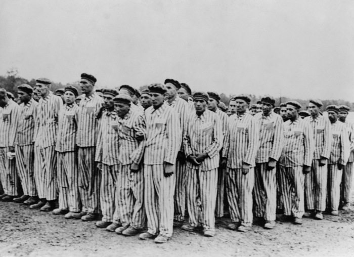 Prisioneiros em campo de concentração nazista, um tema estudado em História Geral.