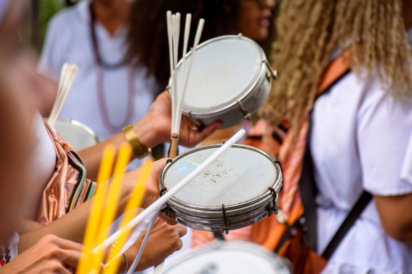 Mulheres tocando pandeiro em desfile de escola de samba no Carnaval brasileiro. Mulheres tocando pandeiro em desfile de escola de samba no Carnaval brasileiro.
