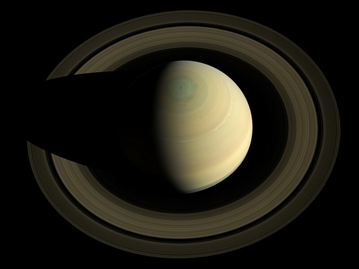 Anéis de Saturno vistos de cima em imagem capturada pela Nasa.