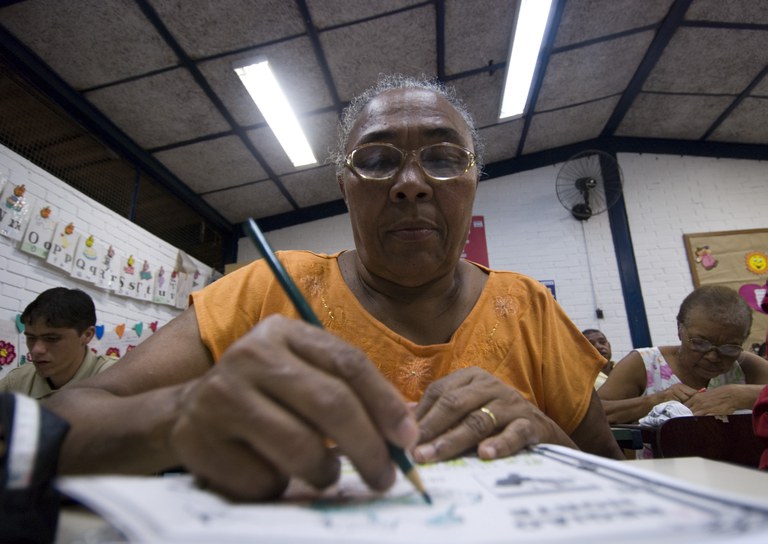 Senhora fazendo prova
