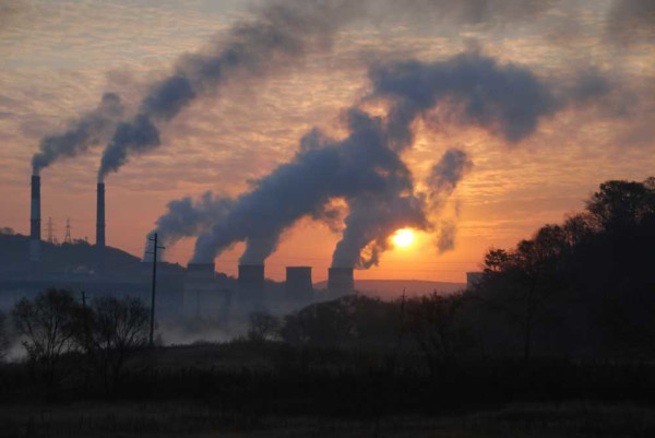 Indústria emitindo gases poluentes, uma das principais causas do efeito estufa.