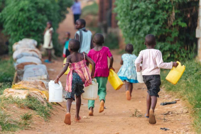 Diversos países no continente africano, como em Uganda, a população sofre com a falta de água.