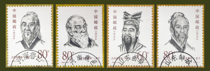 Selos chineses estampam os rostos dos antigos sábios Mozi, Lao-Tsé, Confúcio e Chuang-Tzu.