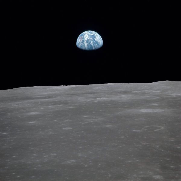 Vista da Terra pela lua, que foi possível graças ao programa Apollo durante a corrida espacial.